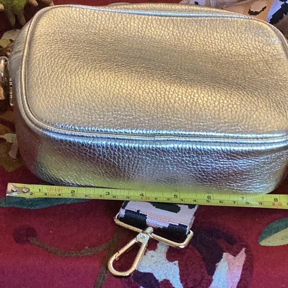 APATCHY LONDON NEW W/OUT TAG TASSEL GOLD LEATHER BAG 6” tall x 7” wide 2 STRAPS - Picture 9 of 9